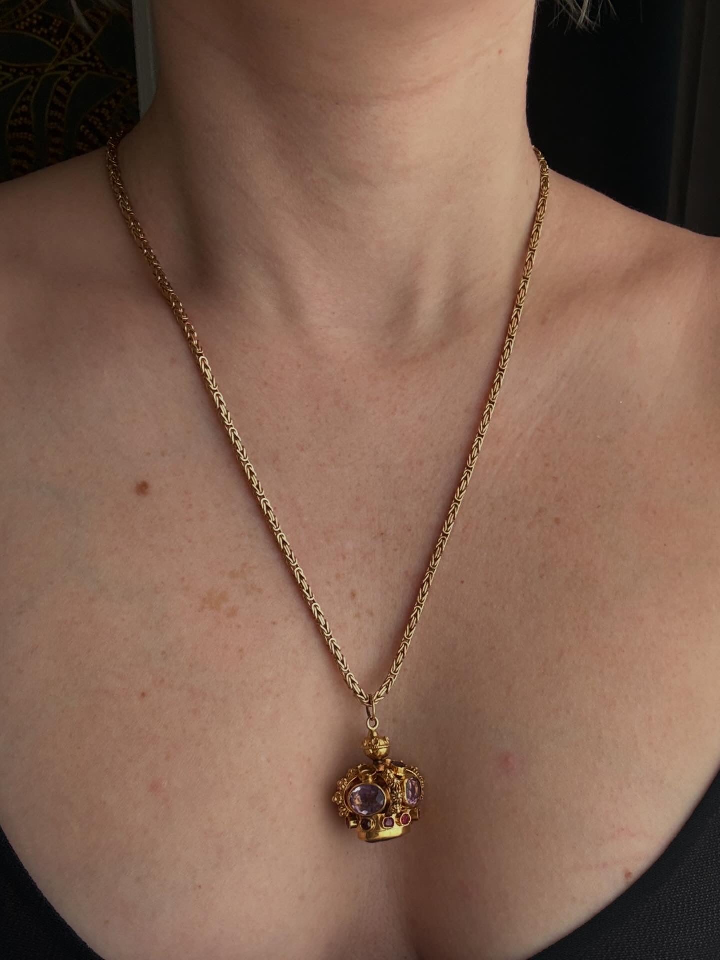 Vintage 18k 1970s Etruscan revival crown fob