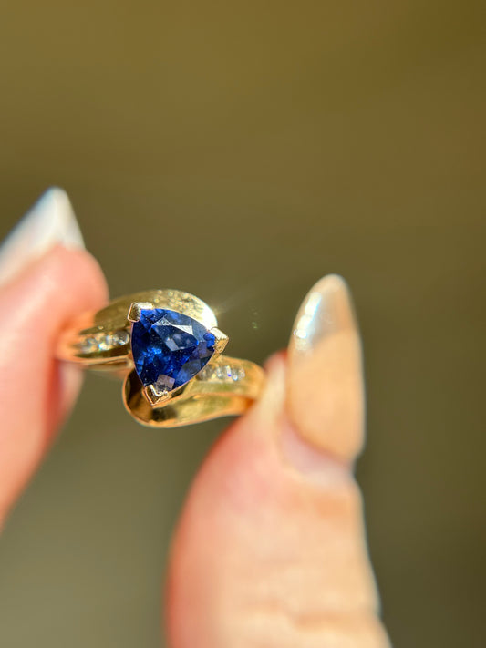 Vintage 10k .75ctw Tanzanite stone with diamond accents, 4g, size 6.5