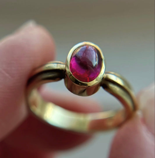 14k Cabochon Gemstone Ring size 6